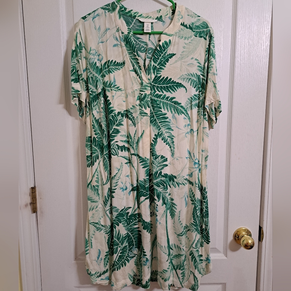 H&M V-neck Green & White Tunic Size Medium